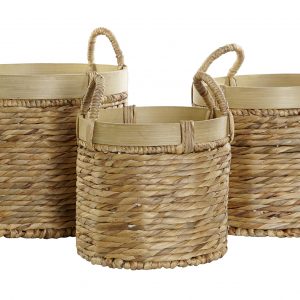 Estas cestas naturales son ideales sobretodo de macetero si las mezclas con otros estilos de decoración