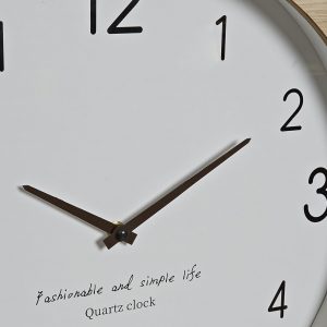 Reloj de pared recubierto de madera en blanco o gris con una cuerda negra