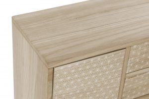 Cómoda de pino con elementos geometricos en blanco y tiradores grises