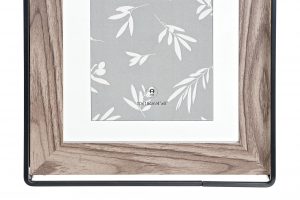 Marco de foto con relieve en color crema y color natural y relieve en negro