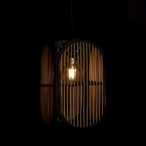 ¡Dale un toque de estilo moderno a tu hogar con la lámpara de bambú negro! Esta lámpara de diseño único es el perfecto añadido para cualquier habitación. Esta lámpara destaca gracias a su combinación de materiales modernos y tradicionales. El bambú se trata para que sea resistente y duradero, mientras que el negro le da un toque moderno.