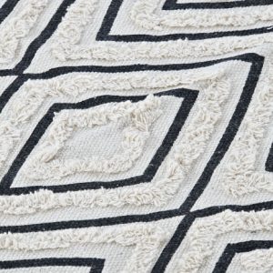 ¡Dale a tu hogar un toque moderno con esta alfombra geométrica negra! Esta pieza única es perfecta para aportar un toque de estilo a cualquier habitación.