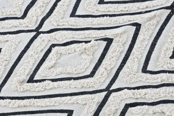 ¡Dale a tu hogar un toque moderno con esta alfombra geométrica negra! Esta pieza única es perfecta para aportar un toque de estilo a cualquier habitación.