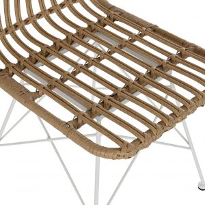 La combinación de ratán y metal en una silla crea una pieza única que puede adaptarse a una variedad de estilos de decoración. Las sillas de ratán y metal pueden ser utilizadas tanto en interiores como en exteriores, lo que las hace muy versátiles.