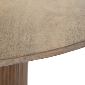 La mesa comedor de mango natural es una opción única y elegante para cualquier hogar. El mango es una madera dura y resistente que proviene del árbol del mango, originario de Asia y conocido por su fruta dulce y deliciosa. Esta madera se ha convertido en una opción popular para muebles de alta calidad debido a su belleza natural y durabilidad. La mesa comedor de mango natural tiene un aspecto rústico y sofisticado al mismo tiempo. El tono cálido y terroso de la madera se combina con un grano hermoso y natural para crear una pieza impresionante que atraerá la atención de cualquiera que entre en la habitación. Además, cada mesa de mango es única debido a las variaciones en el grano y el color de la madera.
