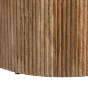 La mesa comedor de mango natural es una opción única y elegante para cualquier hogar. El mango es una madera dura y resistente que proviene del árbol del mango, originario de Asia y conocido por su fruta dulce y deliciosa. Esta madera se ha convertido en una opción popular para muebles de alta calidad debido a su belleza natural y durabilidad. La mesa comedor de mango natural tiene un aspecto rústico y sofisticado al mismo tiempo. El tono cálido y terroso de la madera se combina con un grano hermoso y natural para crear una pieza impresionante que atraerá la atención de cualquiera que entre en la habitación. Además, cada mesa de mango es única debido a las variaciones en el grano y el color de la madera.