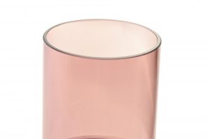 "Descubre elegancia sostenible con nuestro jarrón de cristal rosa, un toque de sofisticación que cuida el planeta. ¡Embellece tu hogar y el mundo!"
