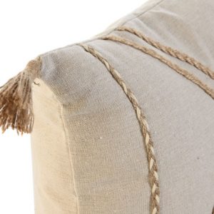 Cojín de algodón con detalles en fibras naturales: Comodidad y estilo se fusionan en una pieza versátil y sostenible para tu hogar.