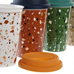 Tazas de porcelana con tapa de silicona: Elegancia duradera. Diseños versátiles, tapa hermética, aptas para microondas y lavavajillas. El regalo ideal. ¡Ordénalas y disfruta la experiencia!