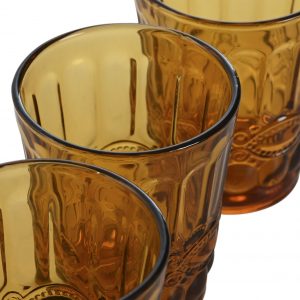 Descubre la elegancia del color ámbar en nuestros vasos con relieve. Una experiencia táctil única para disfrutar tus bebidas con estilo.