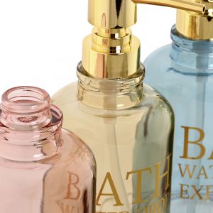 "Dale un toque de estilo y funcionalidad a tu baño o cocina con nuestros dosificadores de jabón de vidrio. Disponibles en verde, rosa, azul y amarillo. ¡Ordena el tuyo hoy!
